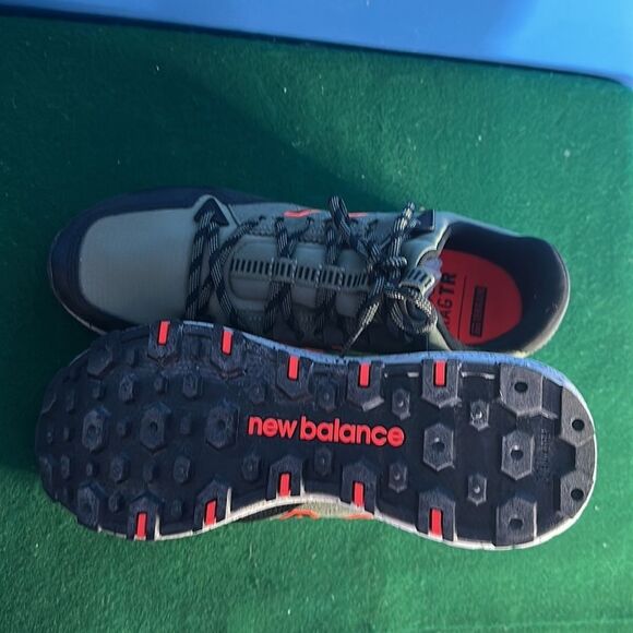 New Balance Men’s Trail Running Shoes Size 10 Gray Red Athletic Sneakers - Picture 6 of 7